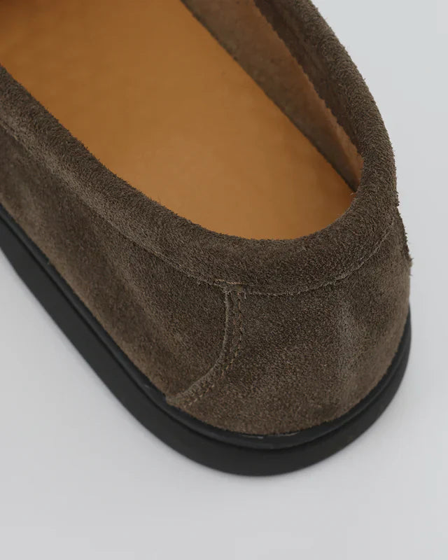 Premium Wildleder Loafers – Schwarze Sohlen